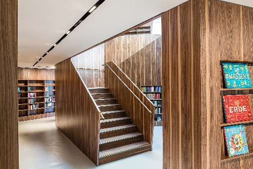 Bild 2: Nussbaum-Furnier besticht mit seiner Optik. Foto: MAB Mbel AG/720 Architekten